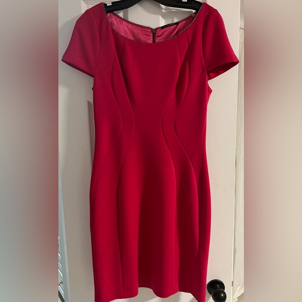 Fuschia Tahari dress size 8. Perfect for work, receptions and parties!